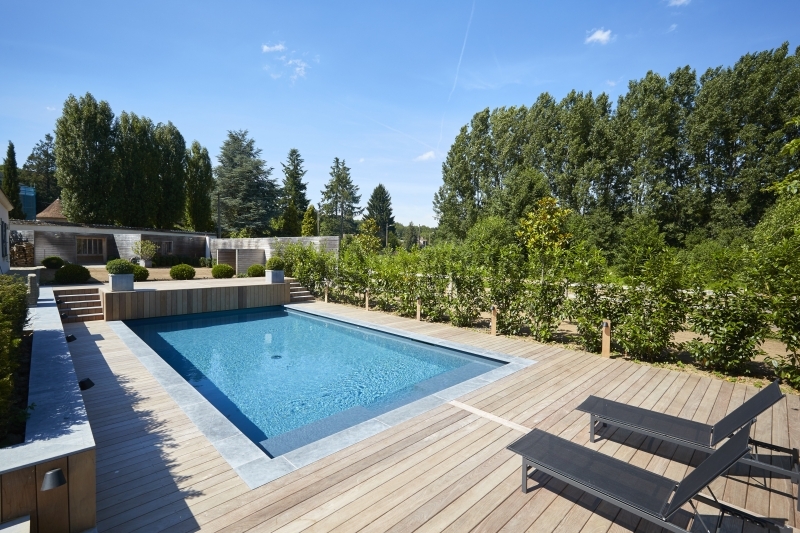Photo d'une piscine traditionnelle avec contour en bois
